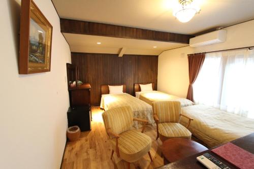 2 twin beds, 1 sofa bed