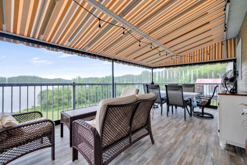 Le Repos de L'Ours Waterfront Chalet with Private Dock in Kiamika (QC)