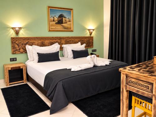 1 double bed, 2 twin beds