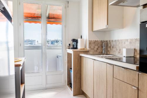 Bright cocoon with sea views - image 3