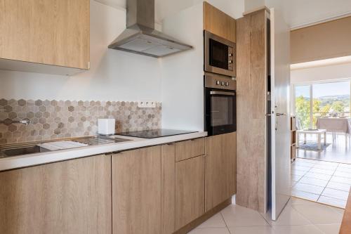 Bright cocoon with sea views - image 5
