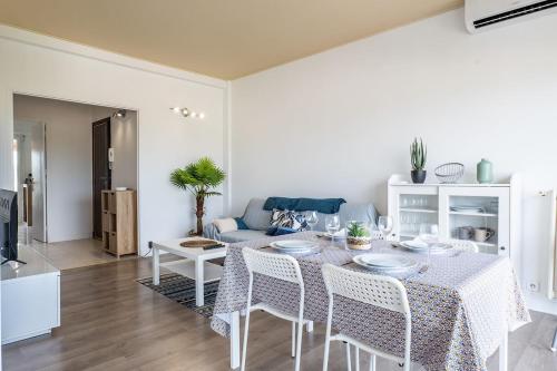 Bright cocoon with sea views - image 2