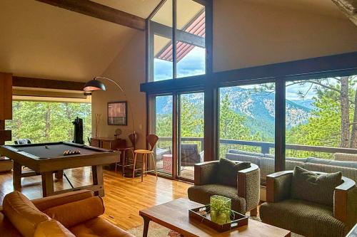 . Chic Boulder Mountain Home w/ Hot Tub + Views