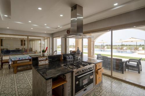 Cozinha, Dar Aïcha - Villa Vue Mer - Piscine Privée - 9 Suites - Tazarka Cap Bon (Dar Aicha - Villa Vue Mer - Piscine Privee - 9 Suites - Tazarka Cap Bon) in Korba