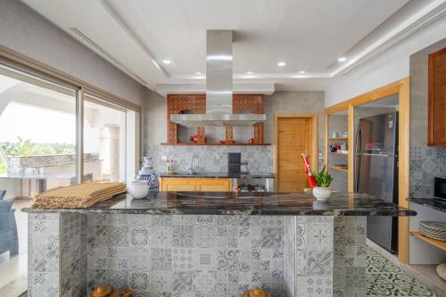 Cozinha, Dar Aïcha - Villa Vue Mer - Piscine Privée - 9 Suites - Tazarka Cap Bon (Dar Aicha - Villa Vue Mer - Piscine Privee - 9 Suites - Tazarka Cap Bon) in Korba