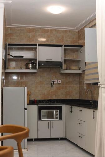 Stylish 1BR Retreat in Muyenga - image 3