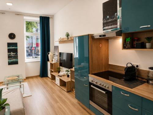 Gutbau com, Whole Apartment 4u, Self-Check-in, Top-Location, Underground & Shops under window, 3-5min Walking to Swimming & footbal Stadion, Wake-up in sunshine 3