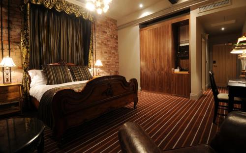 Velvet Hotel - image 10