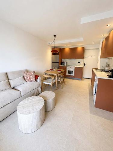 Modern 1BR with Balcony AC & Free Parking