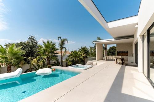 Villa Marbella with exceptional pool and hot tub