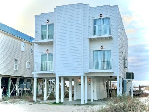 Beachfront Duplex Heated Pool Sleeps 24 - image 2