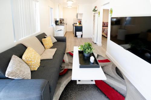 Cozy Small 2-Bedroom Stay Near Koreatown & Hollywood