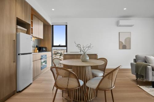 Sky-View 2-Bed Apartment Near St Kilda Beach in 普蘭