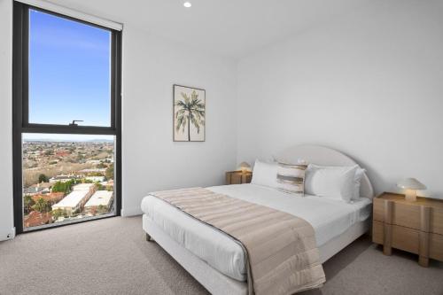 Sky-View 2-Bed Apartment Near St Kilda Beach in 普蘭
