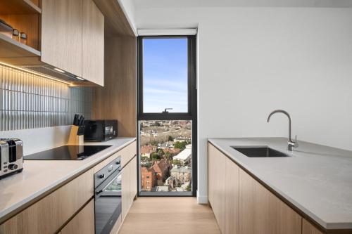 Sky-View 2-Bed Apartment Near St Kilda Beach in 普蘭