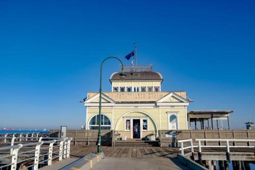 Sky-View 2-Bed Apartment Near St Kilda Beach in 普蘭
