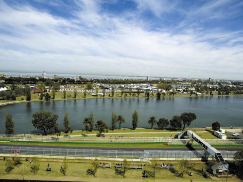 Sky-View 2-Bed Apartment Near St Kilda Beach in 普蘭