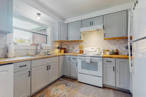 Pet Friendly Home near Robinson Beach with Expansive Garden and Ocean Views in Freeland (WA)