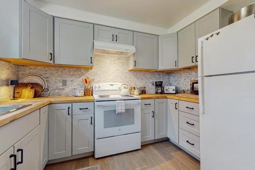 Pet Friendly Home near Robinson Beach with Expansive Garden and Ocean Views in Freeland (WA)