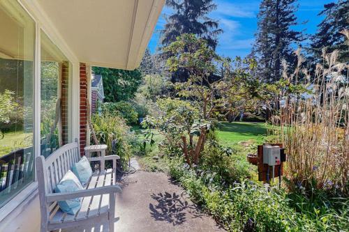 Pet Friendly Home near Robinson Beach with Expansive Garden and Ocean Views in Freeland (WA)
