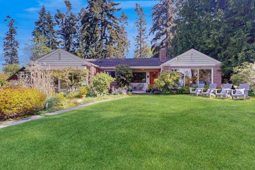 Pet Friendly Home near Robinson Beach with Expansive Garden and Ocean Views in Freeland (WA)