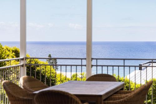 Tranquil Treetop Retreat with Pool and Ocean Views - image 4