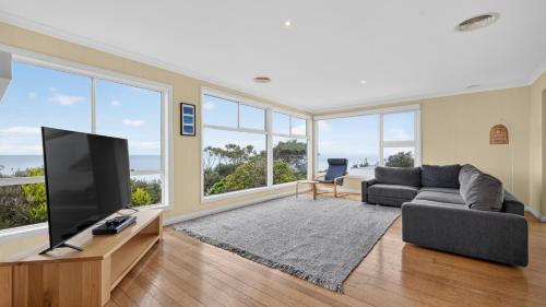 Lake Tyers Beach House - Spacious Coastal Escape in Lake Tyers Beach