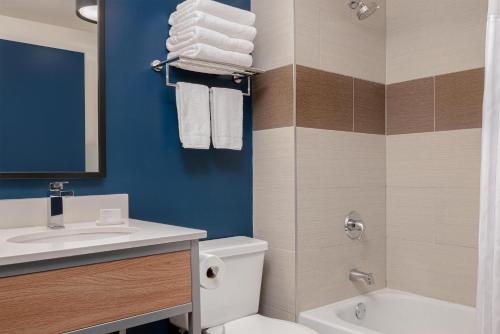 Spark by Hilton Syracuse Carrier Circle Room Type - Room, 1 King Bed