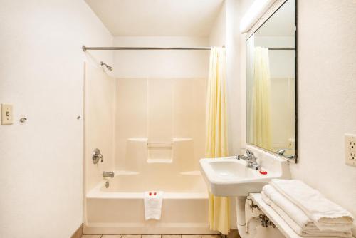 Rose Park Inn & Suites I-10 East San Antonio – San Antonio, TX