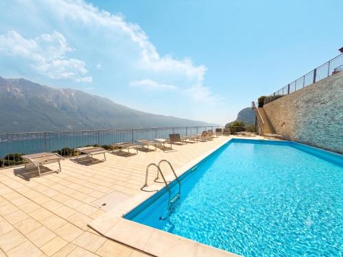 La Quiete 28 swimming pool and view