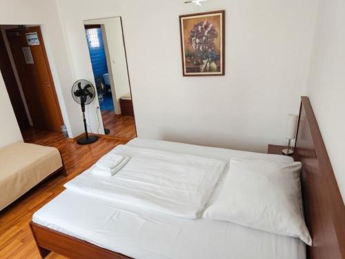 1 double bed, 1 twin bed