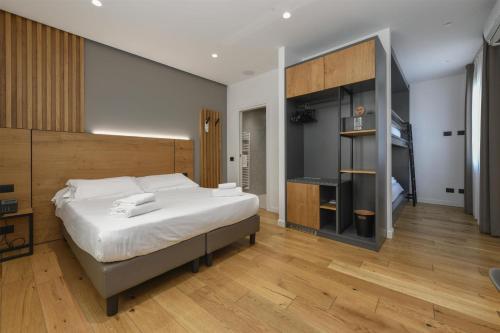 1 queen bed, 1 bunk bed
