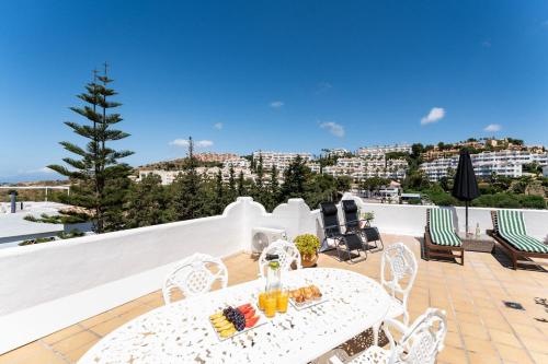 Charming Penthouse in Calahonda with Panoramic views! - image 2