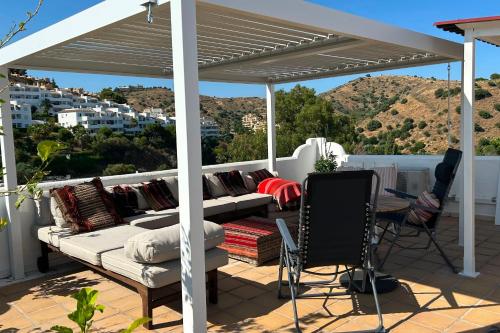 Charming Penthouse in Calahonda with Panoramic views! - image 4