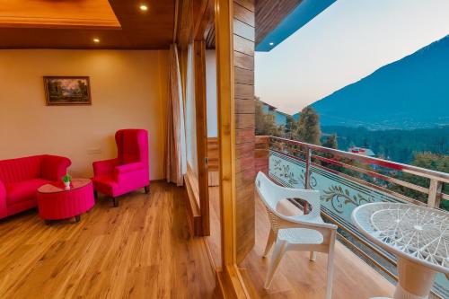 Balkonas / terasa, New Naina Rockland- Centrally Heated and Cooled rooms with Mountain & River View in Vašistas