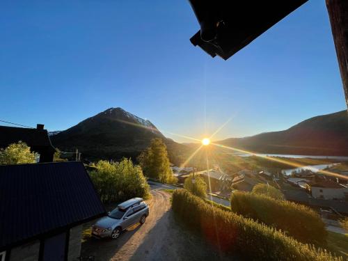 . Hyggelig og velutstyrt leilighet i Lom sentrum