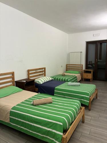 3 twin beds