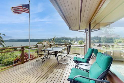 Spacious Dog Friendly 5 Bedroom Beachfront Home with Fenced Yard in Freeland (WA)