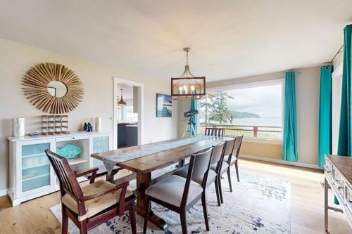 Spacious Dog Friendly 5 Bedroom Beachfront Home with Fenced Yard in Freeland (WA)