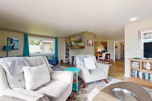Spacious Dog Friendly 5 Bedroom Beachfront Home with Fenced Yard in Freeland (WA)