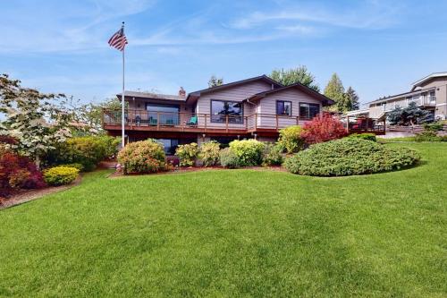 Spacious Dog Friendly 5 Bedroom Beachfront Home with Fenced Yard in Freeland (WA)