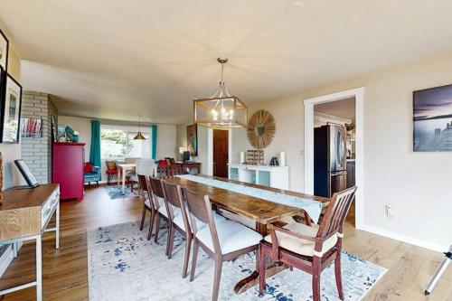 Spacious Dog Friendly 5 Bedroom Beachfront Home with Fenced Yard in Freeland (WA)