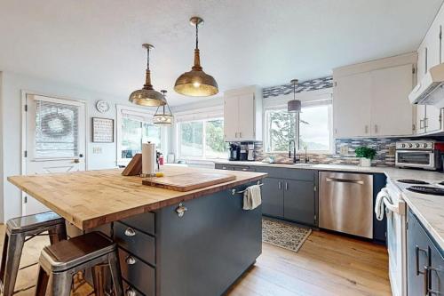 Spacious Dog Friendly 5 Bedroom Beachfront Home with Fenced Yard in Freeland (WA)