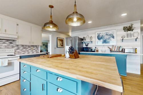 Spacious Dog Friendly 5 Bedroom Beachfront Home with Fenced Yard in Freeland (WA)