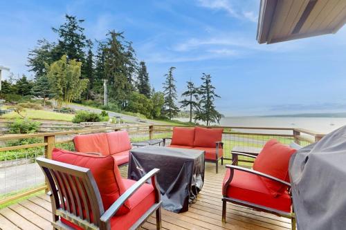 Spacious Dog Friendly 5 Bedroom Beachfront Home with Fenced Yard in Freeland (WA)