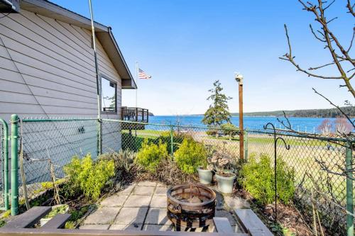 Spacious Dog Friendly 5 Bedroom Beachfront Home with Fenced Yard in Freeland (WA)