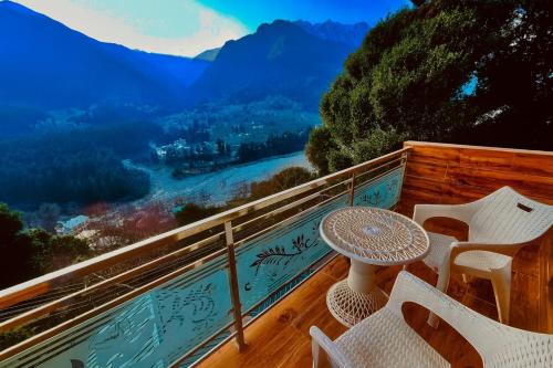 Balkonas / terasa, New Naina Rockland- Centrally Heated and Cooled rooms with Mountain & River View in Vašistas