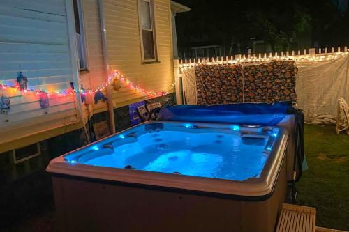. Rochester Escape w/ Hot Tub & Fire Pit!