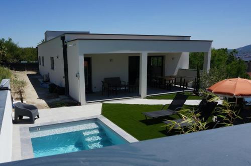 Luxurious villa with pool in Clermont-Ferrand for 12 people