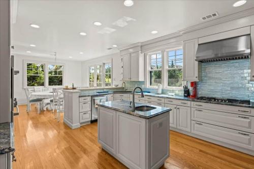 Luxury Coastal Retreat w/Heated Pool in Bay Head (NJ)